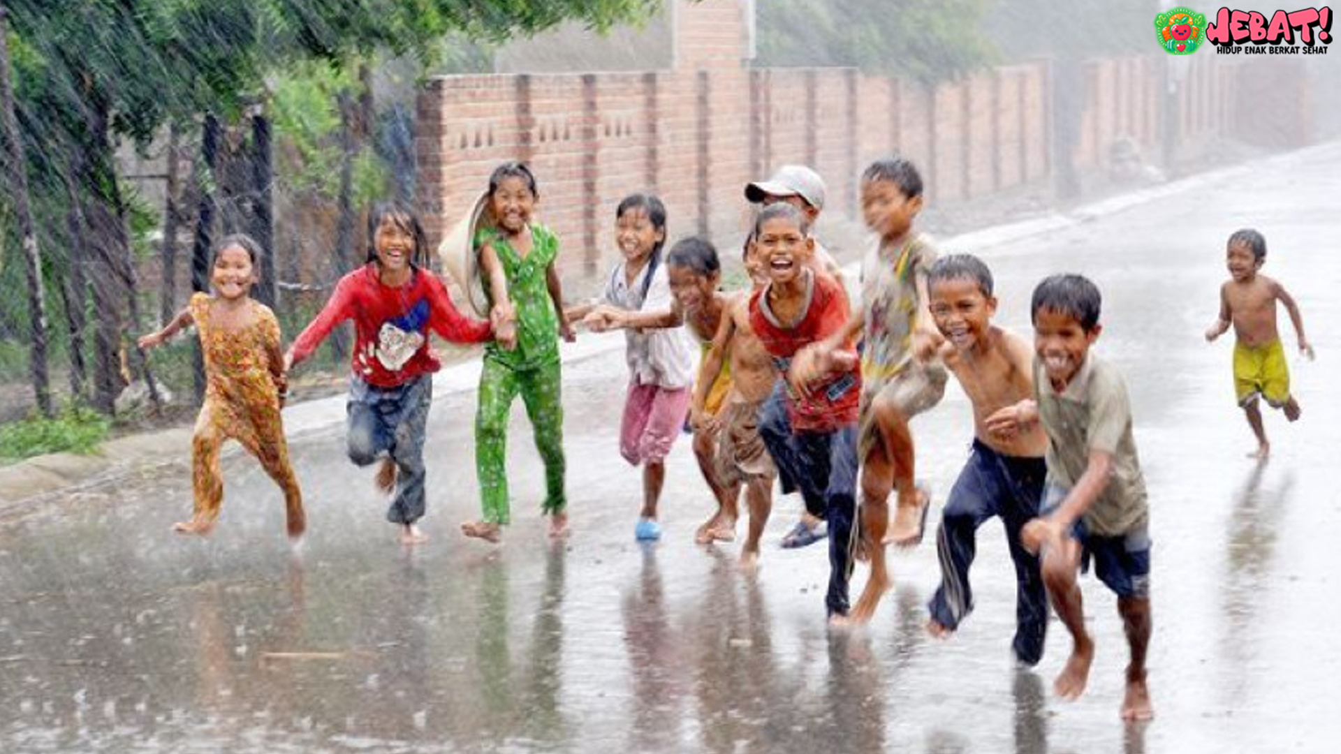 IDAI Tegaskan: Mandi Air Hujan Berisiko untuk Kesehatan Anak