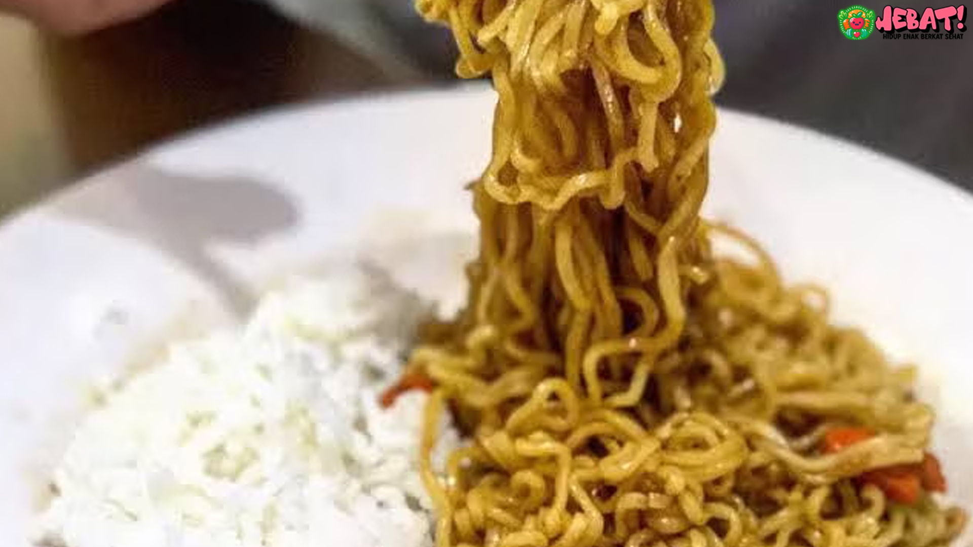 Pakar Gizi Ungkap 5 Risiko Makan Nasi dan Mi Bersamaan