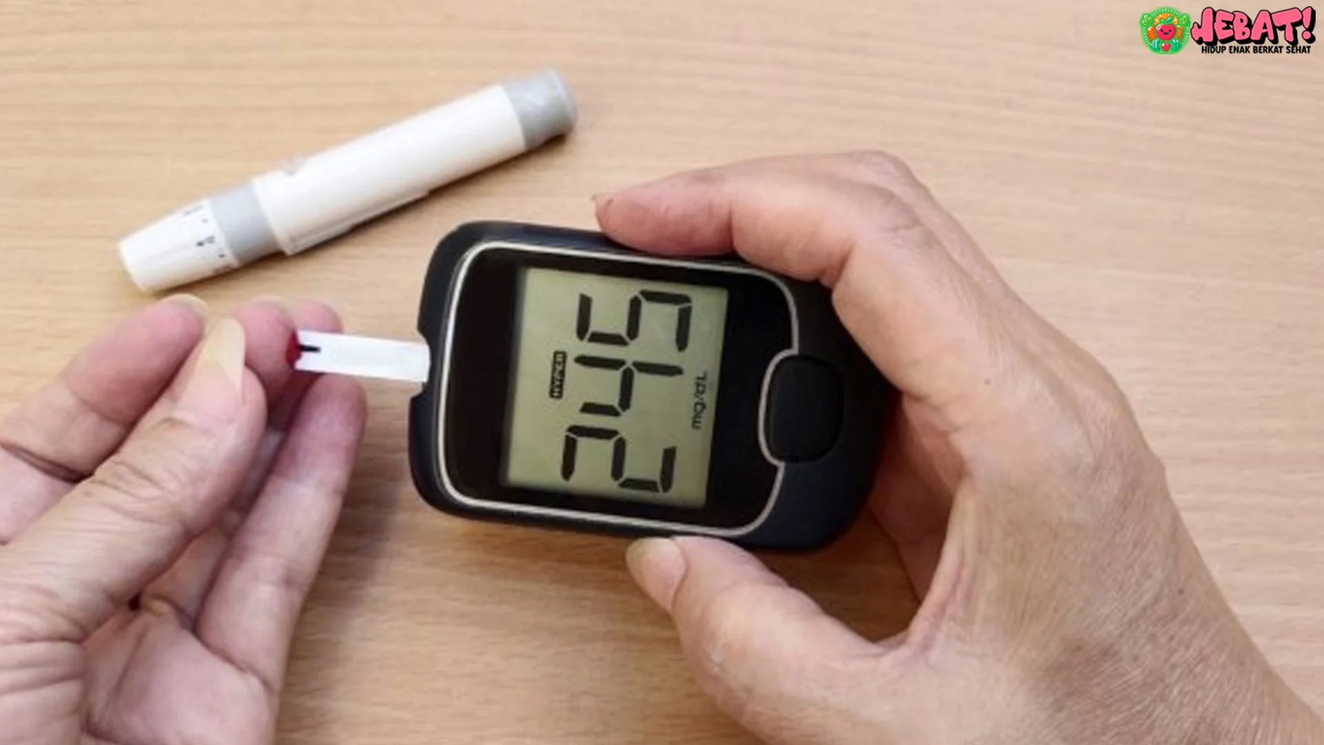 sering jadi jebakan karena terasa ringan tapi efeknya berat bagi gula darah. Jadi, gantikan dengan air putih, infused water, atau teh tanpa gula sebagai pilihan yang lebih aman tapi tetap menyegarkan.
Karbohidrat “Terselubung”
Roti putih, nasi putih, dan pasta mungkin jadi makanan sehari-hari yang aman di mata kita, tapi bagi penderita gula darah tinggi, jenis karbohidrat ini bisa jadi musuh tersembunyi. Makanan ini cepat diubah tubuh menjadi gula, menyebabkan lonjakan gula darah yang bisa bikin energi naik turun drastis. Transisi dari konsumsi makanan ini ke efek tubuh terjadi dalam hitungan jam, dengan rasa lapar yang datang lagi lebih cepat.
Pilihan bijak seperti beras merah, quinoa, atau oat bisa jadi alternatif yang tetap enak tapi aman bagi gula darah. Bahkan mengubah satu porsi nasi putih menjadi nasi merah sehari-hari bisa membantu menstabilkan gula darah secara signifikan. Selain itu, perhatikan juga camilan sehari-hari; biskuit atau snack olahan sering mengandung karbohidrat cepat serap yang sama berbahayanya.
Gorengan dan Makanan Berminyak
Gorengan, kentang goreng, atau makanan cepat saji sering kita anggap cemilan biasa. Tapi lemak jenuh di makanan ini bisa mempersulit tubuh mengatur gula darah, karena lemak tinggi memperlambat metabolisme glukosa. Transisi dari makan gorengan ke kenaikan gula darah tidak selalu langsung terlihat, tapi efek jangka panjangnya cukup berbahaya.
Selain menaikkan gula, makanan berminyak juga bisa memicu peradangan dan risiko penyakit jantung. Rahasia 5 Pantangan Gorengan memang enak, tapi kalau dikonsumsi terus-menerus, tubuh akan kewalahan menyeimbangkan gula darah. Alternatifnya bisa mencoba makanan dipanggang atau dikukus, tetap nikmat tapi lebih ramah bagi kadar gula.
Alkohol dan Minuman Beralkohol Ringan
Minum alkohol mungkin terasa santai, tapi bagi orang dengan gula darah tinggi, efeknya nggak main-main. Rahasia 5 Pantangan Alkohol bisa membuat kadar gula darah naik turun drastis, terutama jika dikombinasikan dengan makanan manis atau berat.
Transisi dari konsumsi alkohol ke efek pada tubuh cukup cepat. Beberapa jam setelah minum, tubuh bisa mengalami hipoglikemia atau gula darah rendah, diikuti lonjakan gula ketika alkohol diubah menjadi gula. Rahasia 5 Pantangan Jadi, tetap kontrol jumlah dan frekuensi konsumsi alkohol jika ingin menjaga gula darah stabil. Pilihan bijak bisa mengganti minuman beralkohol dengan mocktail rendah gula atau air mineral dengan irisan buah.